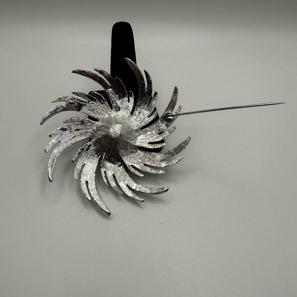 Vintage 1960s Stamped Sarah Coventry Silver Brooch with Pearl Center - Picture 4 of 7